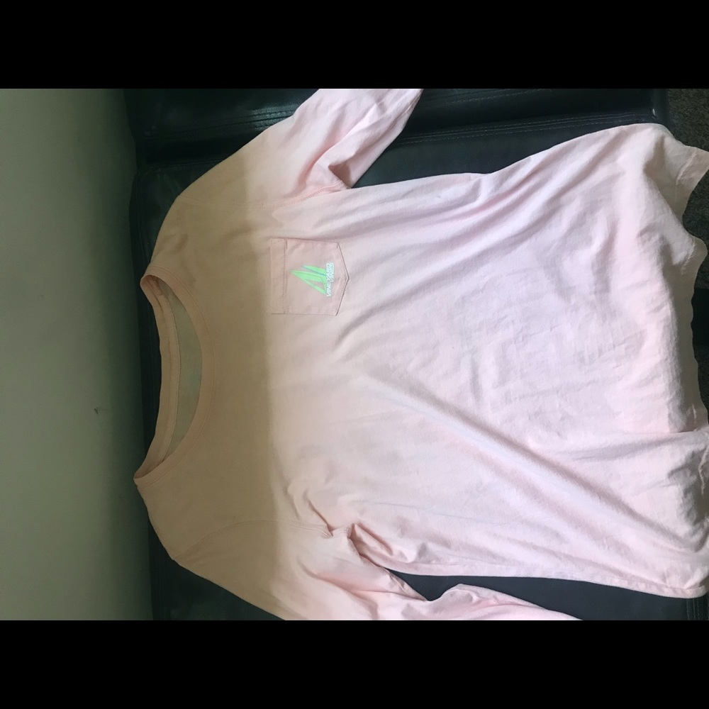Woman’s vineyard vines T-shirt